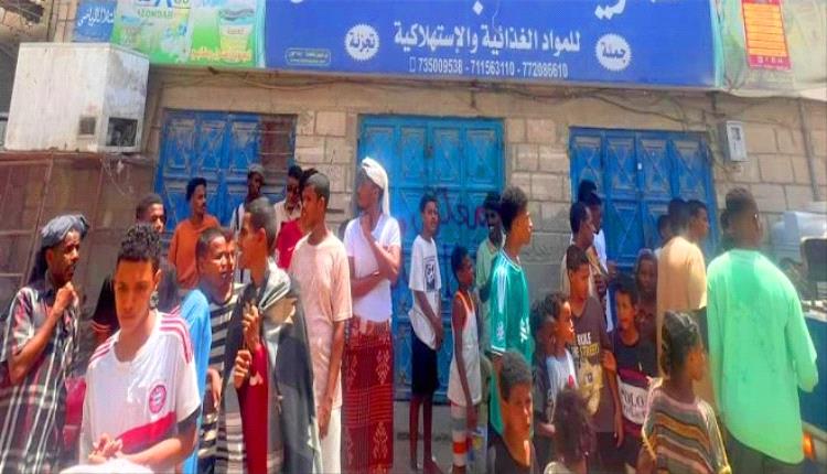 حملة نيابية بالمكلا تضبط مخالفات تجارية وتغلق محلات غير ملتزمة بالأسعار