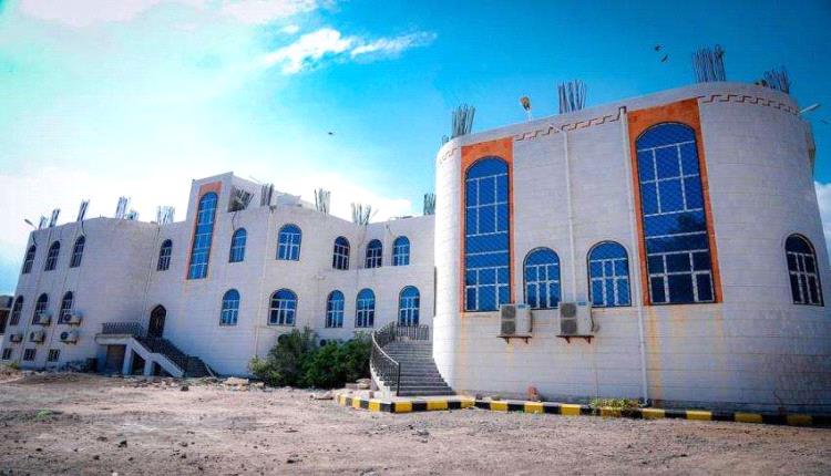 رصاص في قلب عدن.. اشتباكات عنيفة للسيطرة على مبنى الهجرة والجوازات بخور مكسر