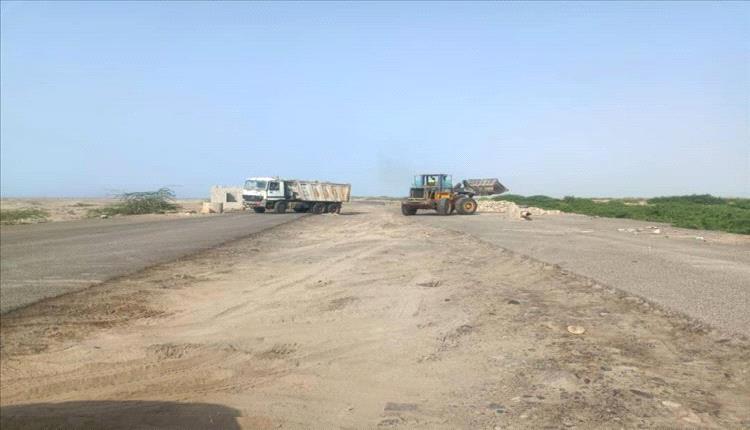 إعادة فتح طريق الشيخ سالم الدولي بزنجبار بعد انقطاعه بسبب السيول
