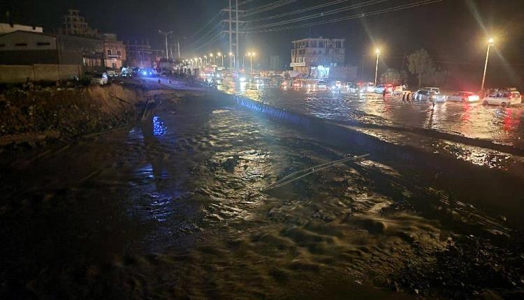 أمطار عدن تفتك بجسر الحسوة  شريان حيوي على حافة الانهيار