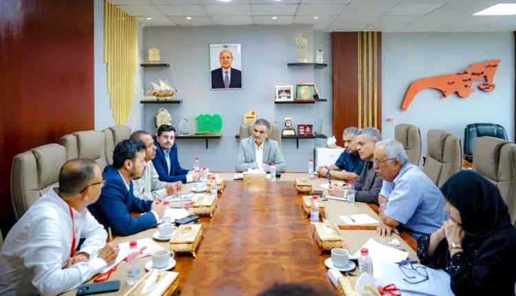 لملس يقر خطة شاملة لمواجهة كوارث السيول ويكشف عن مشروع جدار ساند بطول 13 كيلومترًا بعدن