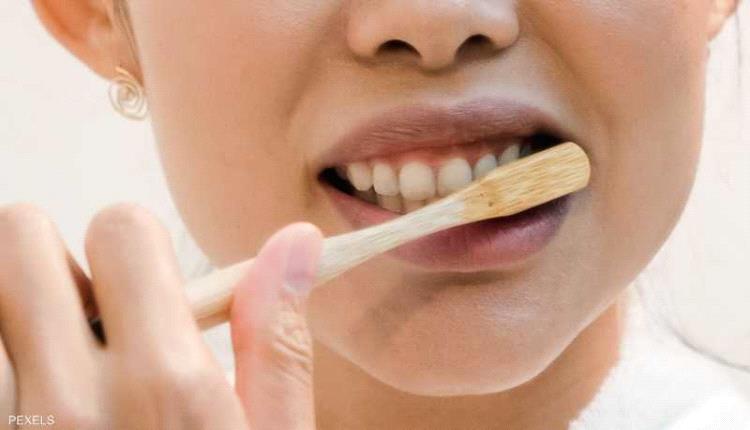 غالبية الناس ينظفون أسنانهم خطأ.. إليك الطريقة الصحيحة