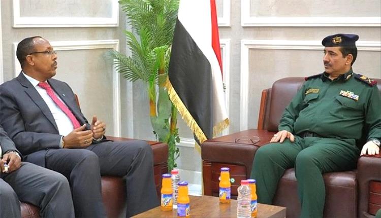 وزير الداخلية يبحث مع السفير الصومالي تعزيز التعاون الأمني