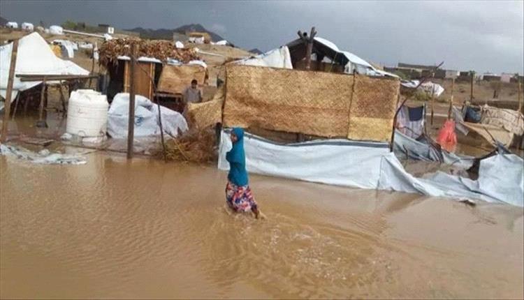 الصليب الأحمر يُطلق خطة طارئة لإغاثة 15 ألف نازح في حجة بعد فيضانات كارثية