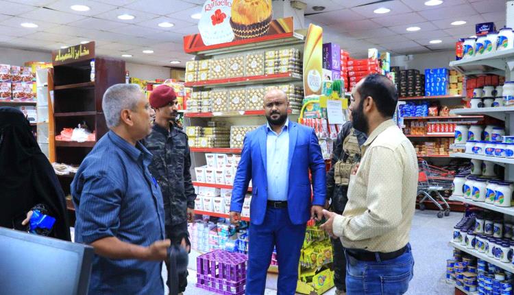 لجنة قضائية بعدن تغلق محلًا تجاريًا وتتابع الرسوم المدرسية لضبط الأسعار