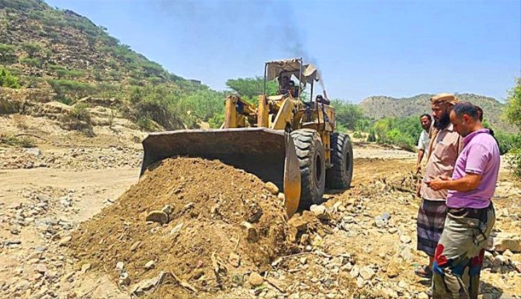 لحج: بدء صيانة الطرق المتضررة في طور الباحة بعد سيول وادي شعب