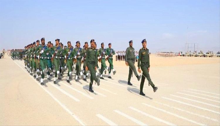 وزير الدفاع يشهد عرضاً عسكرياً مهيباً ويثمن جاهزية المنطقة العسكرية الثانية بالمكلا