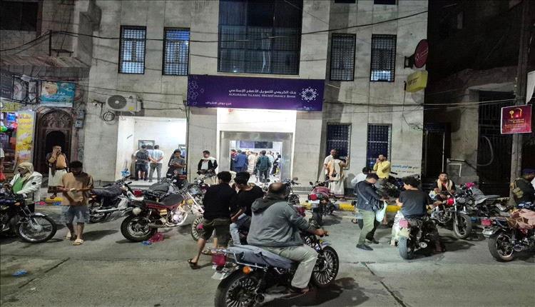 زحام أمام الصرافات في عدة مدن بعد موجة هبوط أسعار العملات الأجنبية