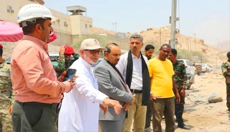 محافظ حضرموت يتفقد جسر المنورة ويشيد بتقدم مشروع خور المكلا السياحي