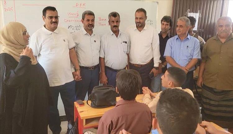 عدن انتظام المعلمين وإقبال الطلاب يفتتح العام الدراسي الجديد بالمنصورة
