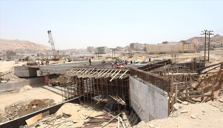 محافظ حضرموت يتفقد جسر المنورة المعلق بمشروع خور المكلا