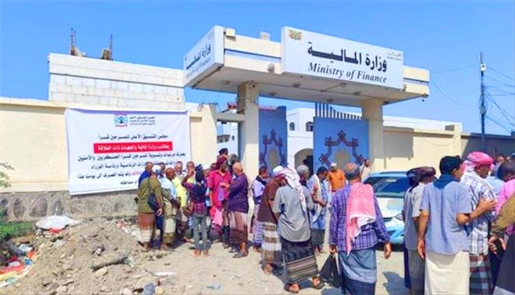 المسرحون قسرًا يهددون باعتصام مفتوح: "الجوع بلغ مداه" والحكومة أمام اختبار أخير