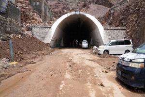 عدن بعد السيول.. سباق مع الزمن لرفع الأحجار وشفط مياه الأمطار