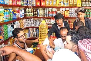 عدن تشدد الرقابة.. إغلاق 8 محلات وضبط منتجات منتهية الصلاحية