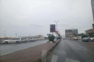 غيوم تغطي سماء عدن وتمنح السكان طقسًا معتدلًا