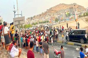 شباب المكلا: خرجنا غضبًا على انقطاع الكهرباء.. ولسنا أدوات في يد من عطّلها
