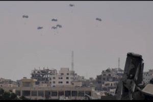 لحظات تحبس الأنفاس لشاب فلسطيني من غزة يوثق عملية إسقاط مساعدات إنسانية من الجو 