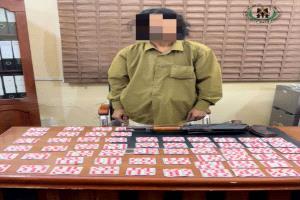 الحزام الأمني يطيح بأحد مروجي المخدرات في عدن ويضبط 60 شريطاً محظوراً