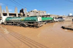 جهود عاجلة لشفط مياه الأمطار واستعادة الحياة الطبيعية في الشيخ عثمان 