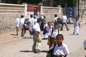 غضب شعبي في عدن: الأهالي يطالبون بوقف إضرابات النقابات وإنقاذ مستقبل الطلاب