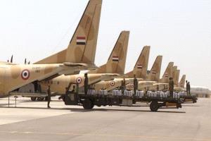 الجيش المصري ينفذ 11 إنزالًا جويًا للمساعدات الإنسانية على قطاع غزة