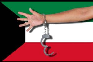 وزير الداخلية الكويتي يواجه تاجر مخدرات بعد مداهمة معمل يستخدمه للتصنيع