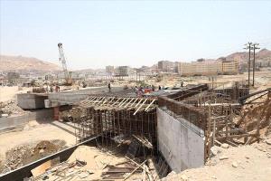 محافظ حضرموت يتفقد جسر المنورة المعلق بمشروع خور المكلا