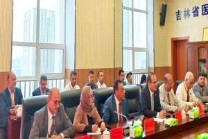 وزير الصحة يبحث في جيلين الصينية شراكات طبية وتوأمة مستشفيات يمنية