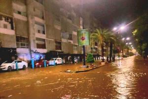 عدن تغرق.. شارع عدن تتحول إلى مجرى سيول ولملس يوجّه بتحرك عاجل