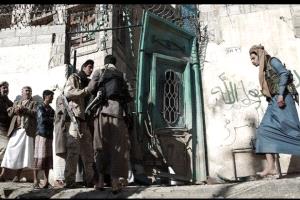 قيادي حوثي يسجن والده المسن في إب.. ومسلح آخر يقتل خمسة من أقاربه في سنحان بعد عودته من دورة طائفية