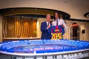برشلونة يجدد عقد مدافعه الفرنسي حتى عام 2030

