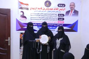 انتقالي وادي وصحراء حضرموت يختتم دورتين تدريبيتين في الصناعات الحرفية لتمكين الفتيات