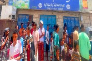 حملة نيابية بالمكلا تضبط مخالفات تجارية وتغلق محلات غير ملتزمة بالأسعار