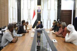 محافظ حضرموت يشيد بجهود اللجنة المجتمعية في مراقبة وقود محطات التوليد ويؤكد تبني توصياتها