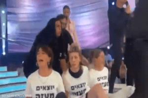 متظاهرون يقتحمون استديو القناة 13 الإسرائيلية