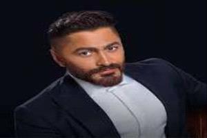 أزمة راغب علامة تتكرر.. معجبة تقتحم المسرح وتحتضن تامر حسني بقوة