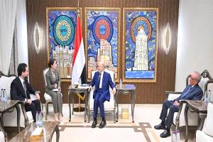 العليمي يحذر من مخاطر الأسلحة الإيرانية المحرمة على الأمن اليمني ويؤكد ضرورة تكثيف الضغوط الدولية
