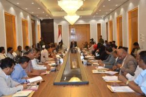 محافظ حضرموت: تحسن العملة يبشّر بانفراج اقتصادي قريب