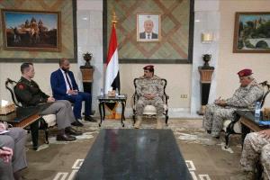 وزير الدفاع يحذر من تحالف الحوثيين مع الإرهاب العابر للبحار
