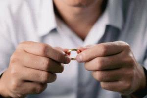 حباً أو يأساً.. رجل يواجه الطلاق بطريقة لا تخطر على البال
