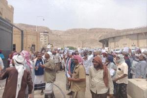 معلمو حضرموت يحتجون للمطالبة بتحسين أوضاعهم المعيشية