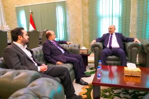 الرئيس الزُبيدي يُحمّل القطاع التجاري مسؤوليته: خفّضوا الأسعار فورًا مع تحسّن العملة