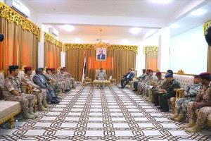 وزير الدفاع يشيد بجهود أمن المهرة في مكافحة التهريب ويؤكد رفع اليقظة لمواجهة محاولات الحوثيين