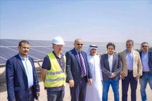 120 ميجاوات جديدة تضيء عدن.. الزُبيدي يدشّن المرحلة الثانية من مشروع الطاقة الشمسية بحضور السفير الإماراتي