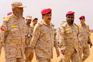 وزير الدفاع يتفقد قوات درع الوطن في الوديعة ويؤكد وحدة الصف العسكري لمواجهة الحوثيين