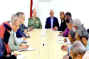 نائب وزير الخارجية اليمني يترأس اجتماعاً موسعاً لتعزيز حماية اللاجئين بعدن