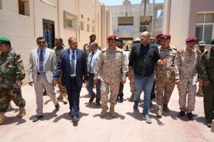وزير الدفاع ومحافظ سقطرى يتفقدان المشاريع الإنسانية والتنموية بدعم التحالف