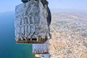 الإمارات تنفذ إنزالاً جوياً للمساعدات الإنسانية إلى غزة