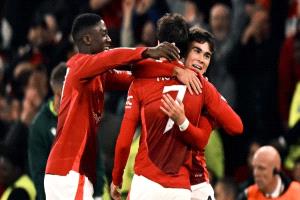 لاعب مانشستر يونايتد يضع قدمًا في الكالتشيو
