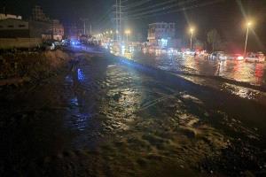 أمطار عدن تفتك بجسر الحسوة  شريان حيوي على حافة الانهيار